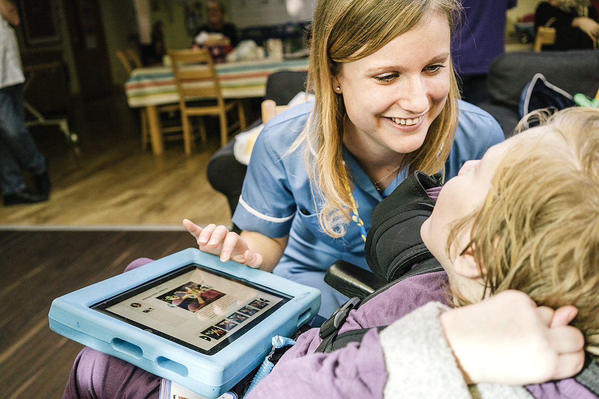 A supporter navigates a Wiki with a student